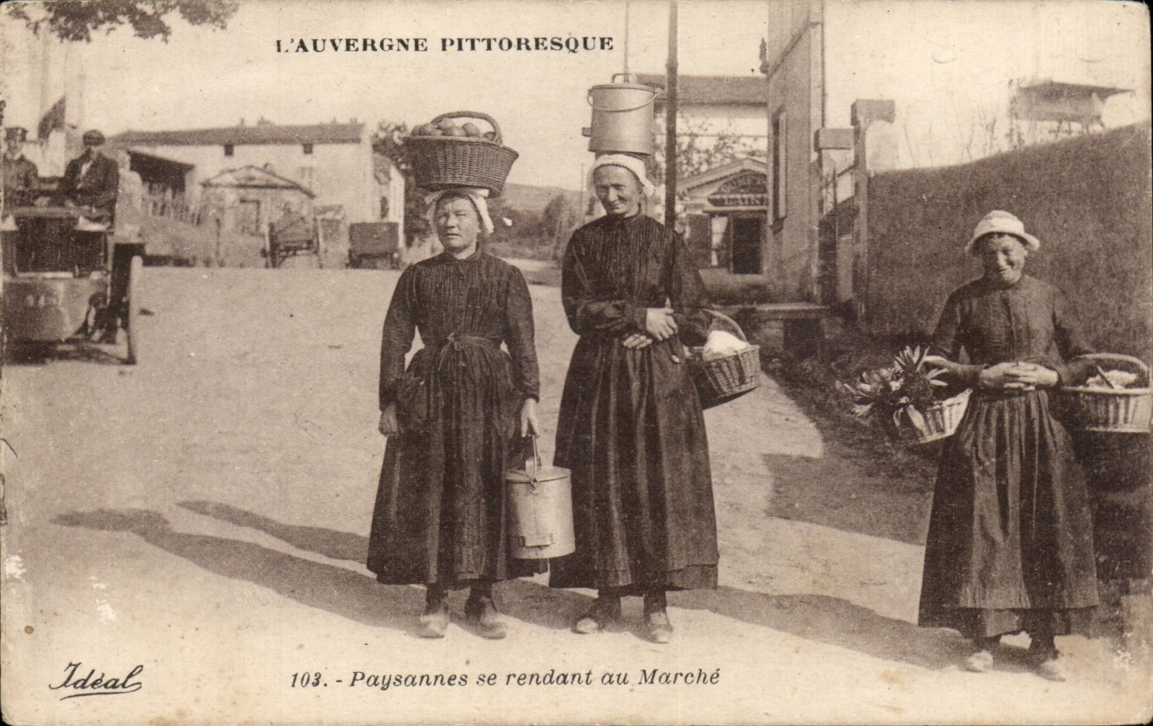 CPA Auvergne Paysannes se rendant au marche (folklore coiffe costume)
