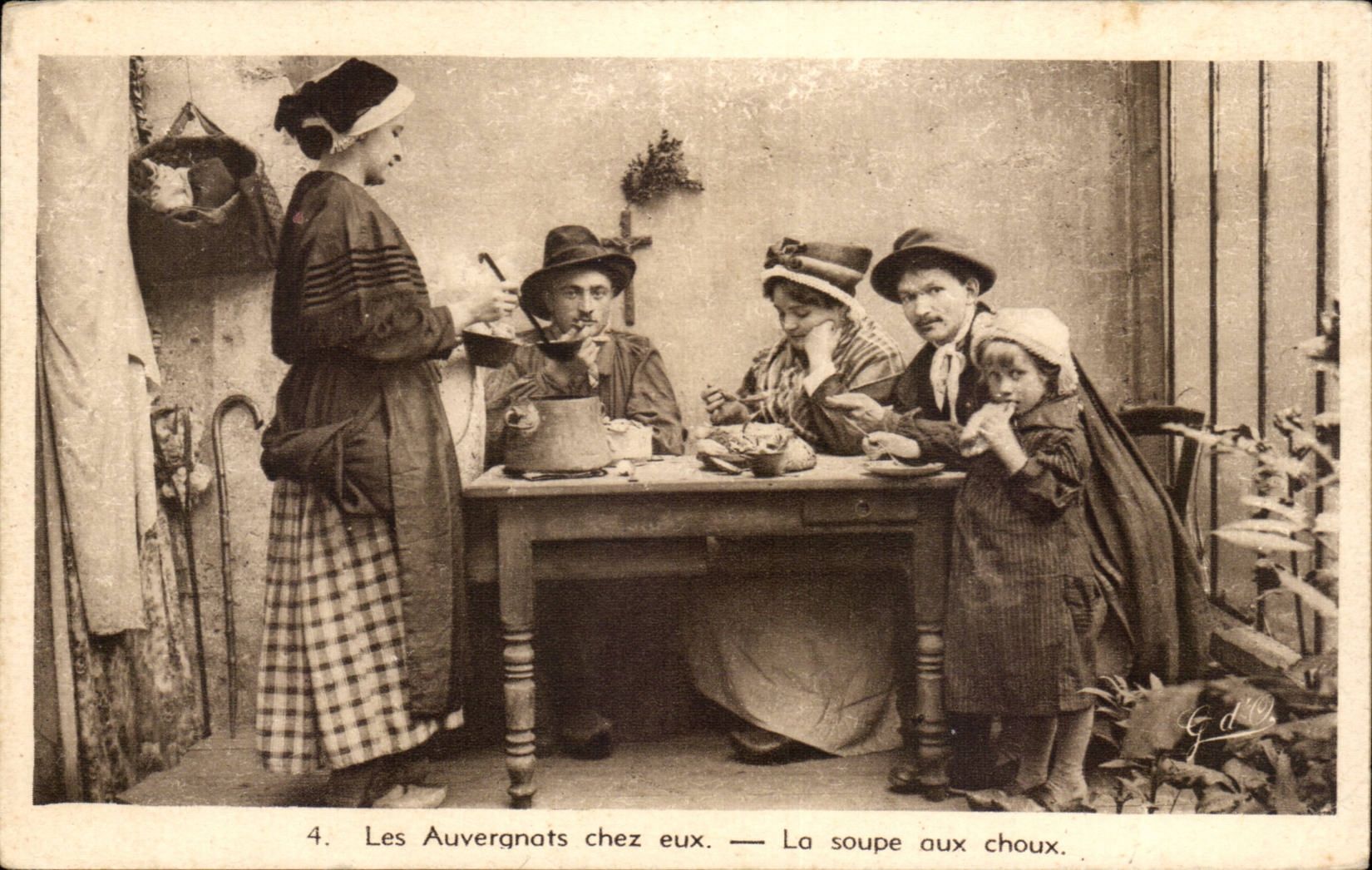 CPA Auvergne Les Auvergnats chez eux La soupe aux choux (folklore coiffe costume)