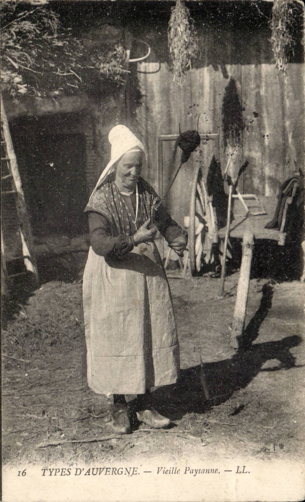 CPA Auvergne Vieille paysanne (folklore coiffe costume)