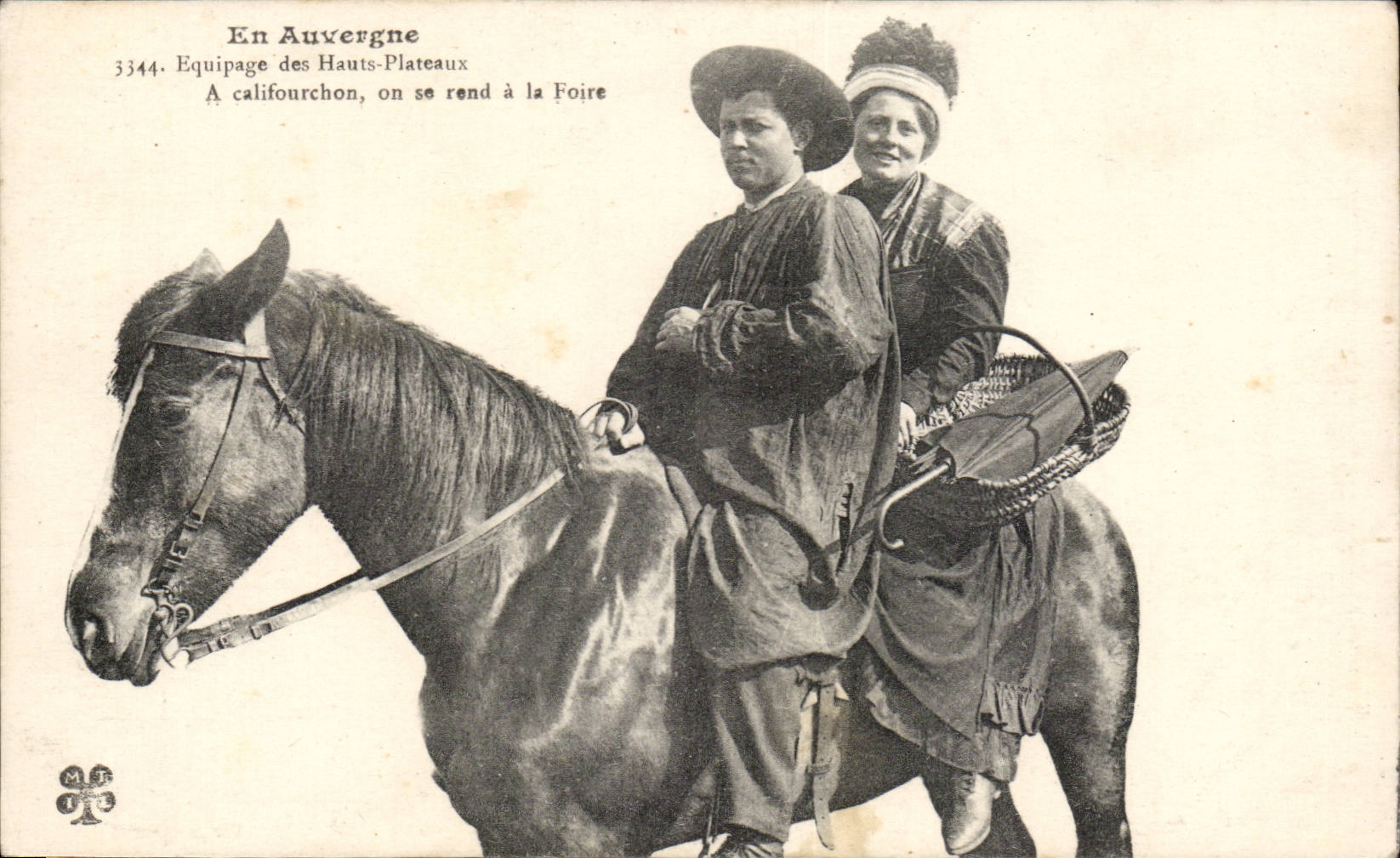En Auvergne CPA Equipage de hauts plateaux A califourchon on se rend a la foire (cheval horse)