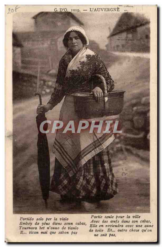 En Auvergne CPA Femme allant au marche (cheval horse)