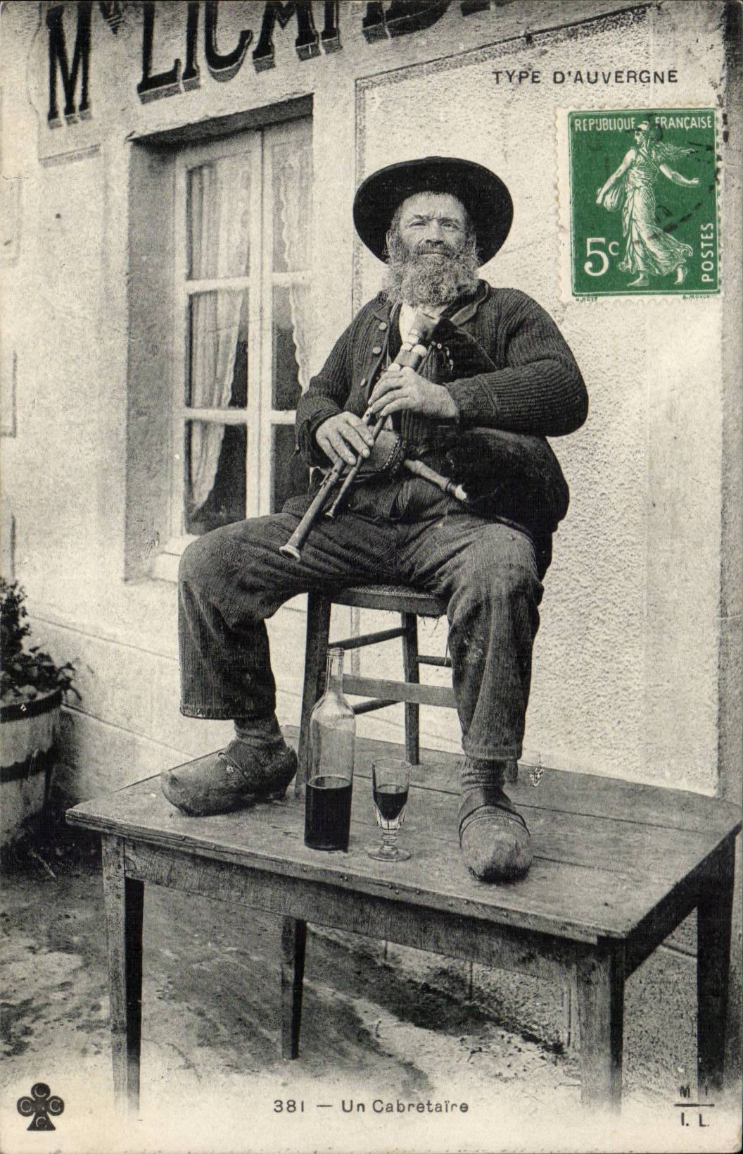 Type d'auvergne CPA Un CAbretaire (folklore costume)