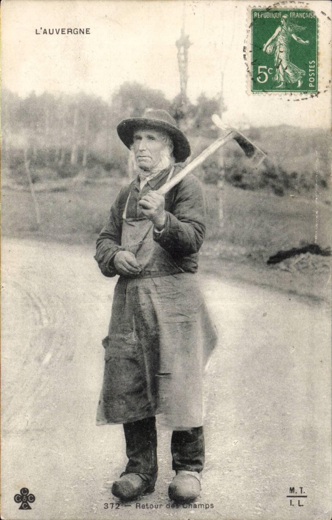 Auvergne CPA Retour des champs (folklore costume)