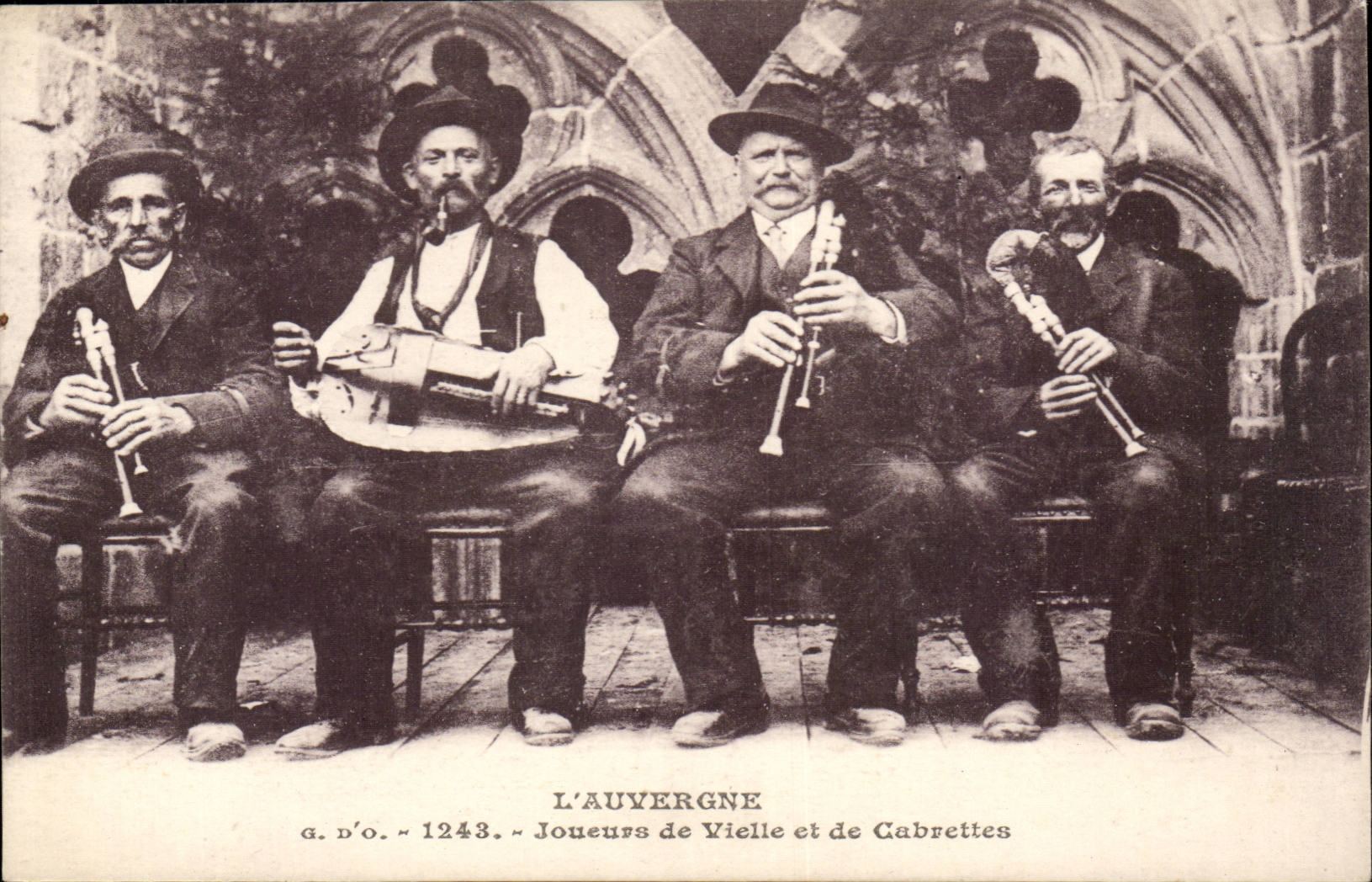 Auvergne CPA Joueurs de vielle et de Cabrettes (folklore costume)