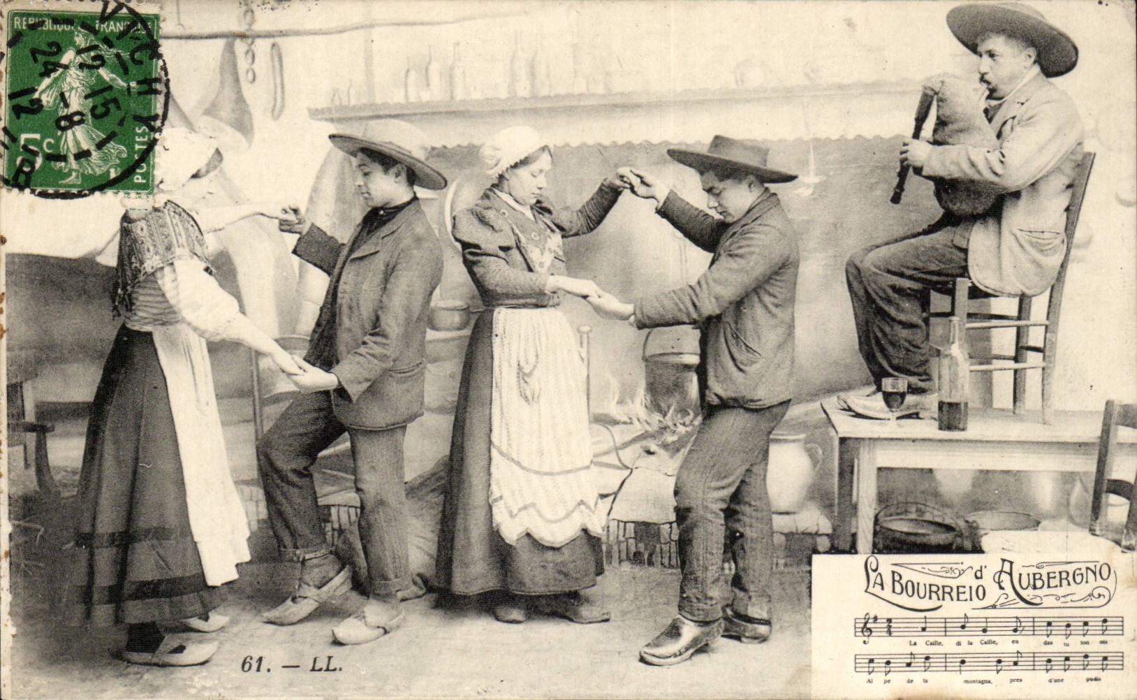 Types d'Auvergne CPA La bourree (folklore costume)