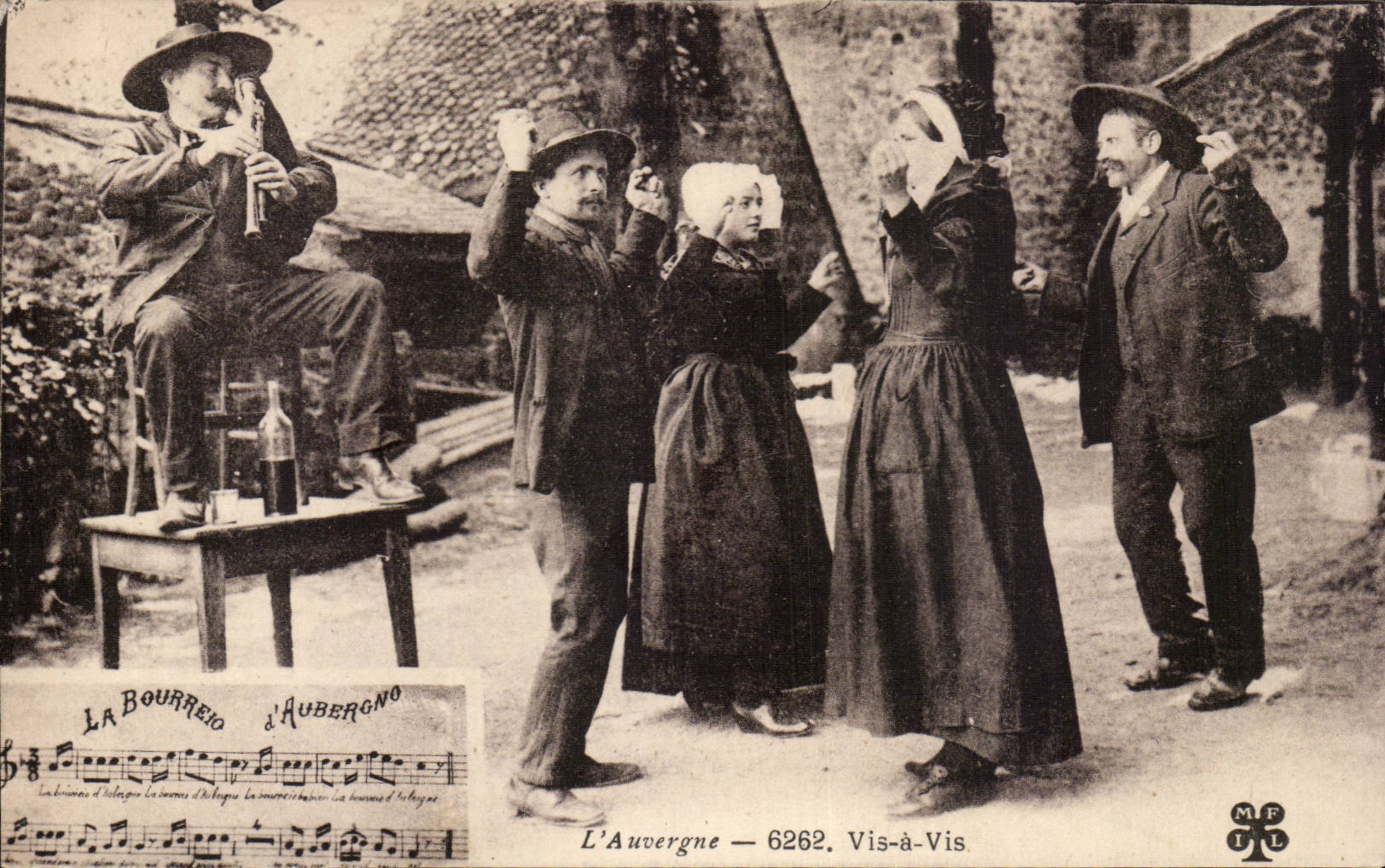 Auvergne CPA Vis a vis (folklore costume)