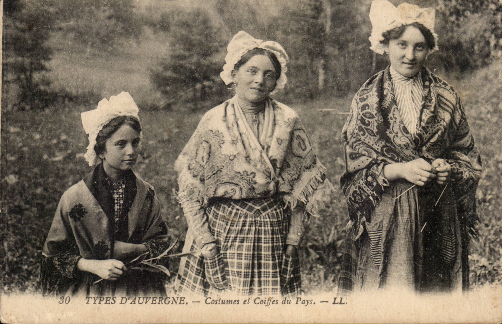 Types d'Auvergne CPA Costumes et coiffes du pays (folklore costume)