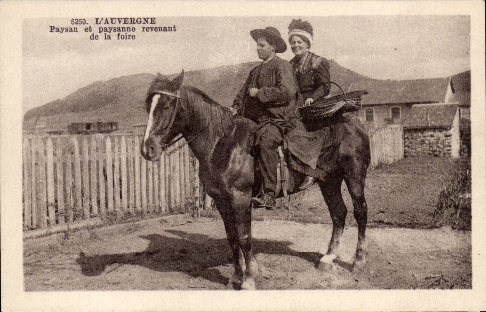 Types d'Auvergne CPA paysan et paysanne revenant de la foire (folklore costume cheval horse)
