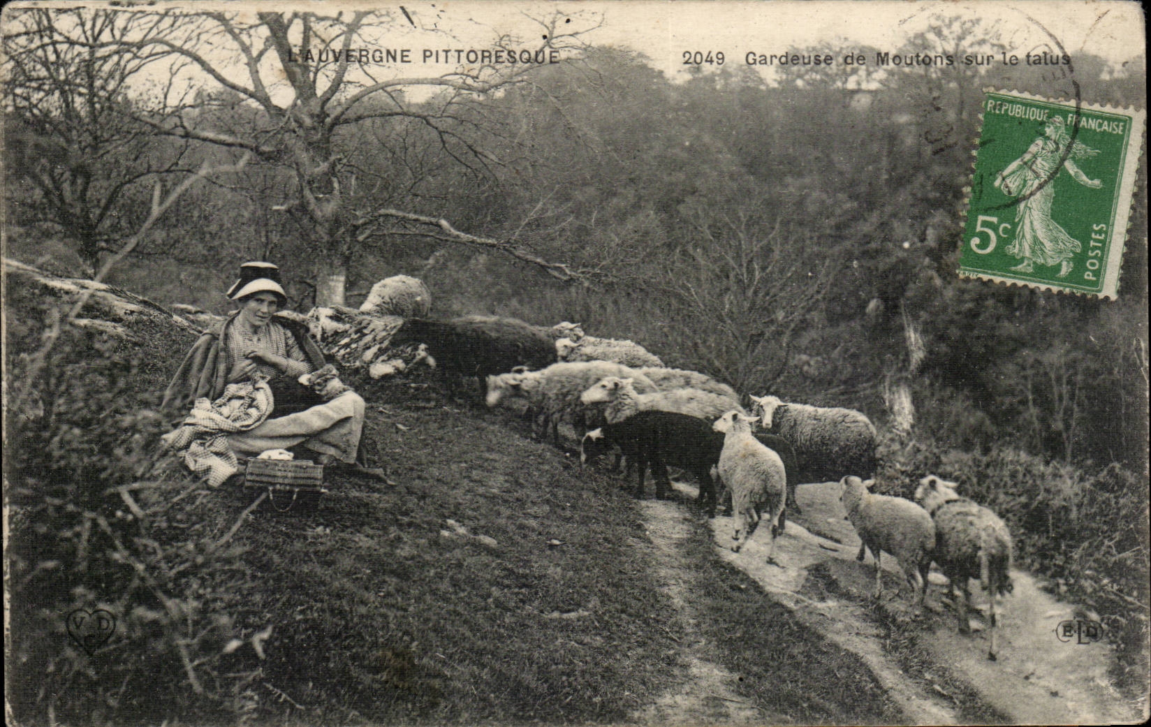 Types d'Auvergne CPA Gardeuse de moutons sur le talus (folklore costume)