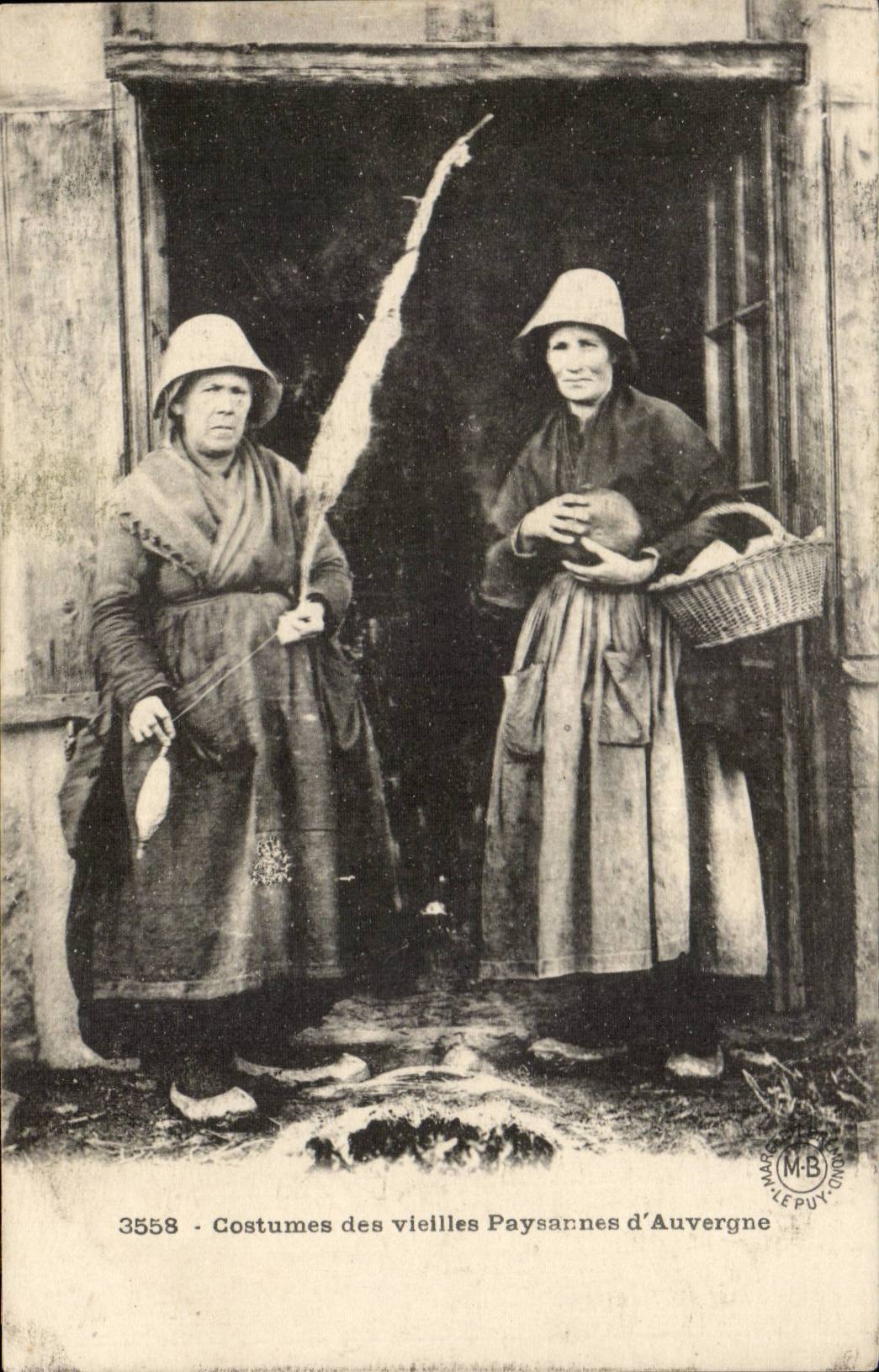 Types d'Auvergne CPA Costumes des vieilles paysannes d'Auvergne (folklore costume)