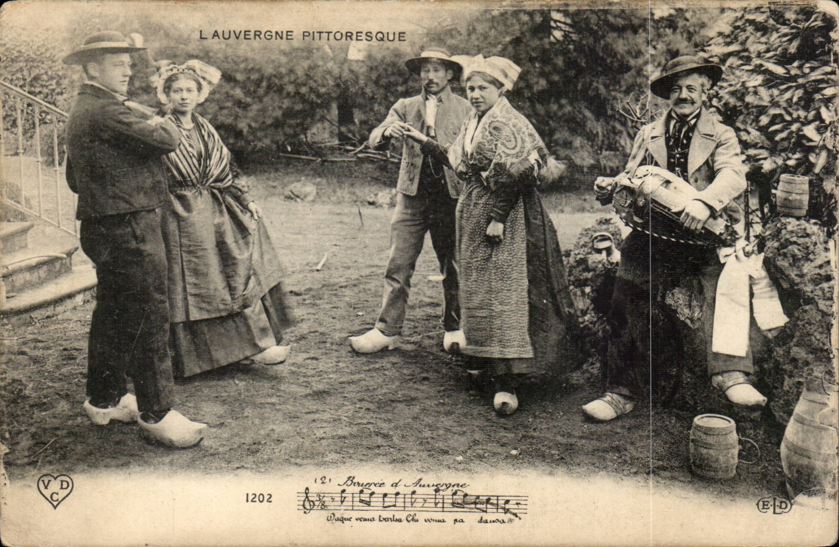 Notre Auvergne CPA La bourree (folklore costume danse)
