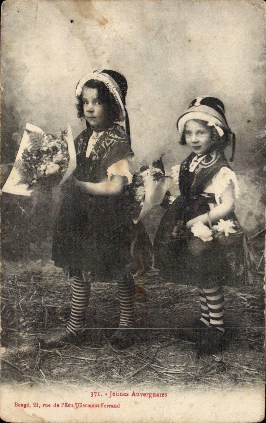 Notre Auvergne CPA Jeunes auvergnates (folklore costume)