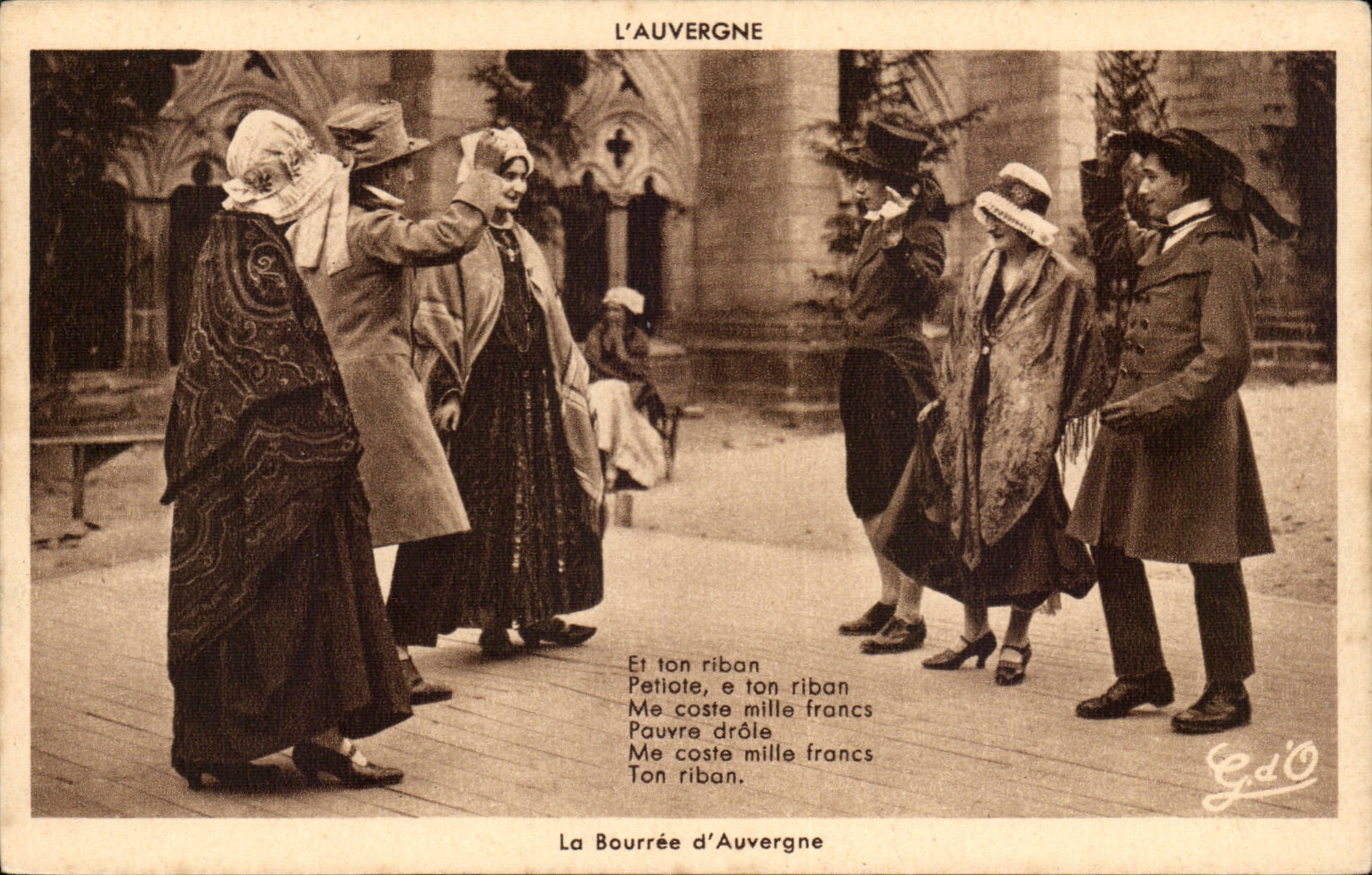 Auvergne CPA la bourree (folklore costume danse)