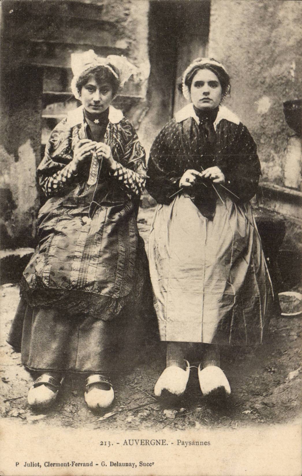 Auvergne CPA Paysannes (folklore costume)