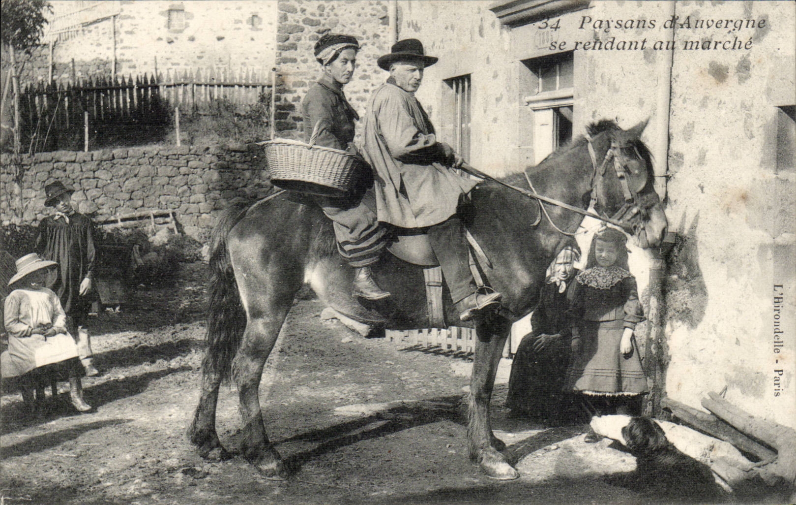 Auvergne CPA Paysans se rendant au marche (folklore costume cheval horse)