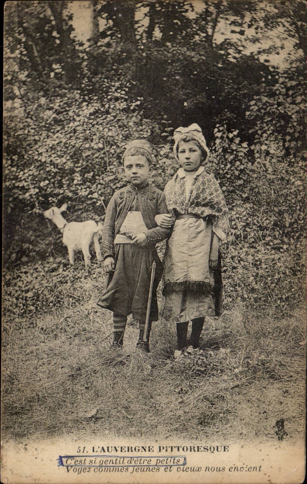 Auvergne CPA Enfants et chevre (folklore costume goat)