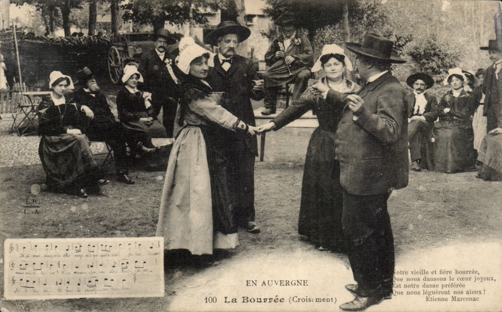 Auvergne CPA La bourree (danse folklore costume)