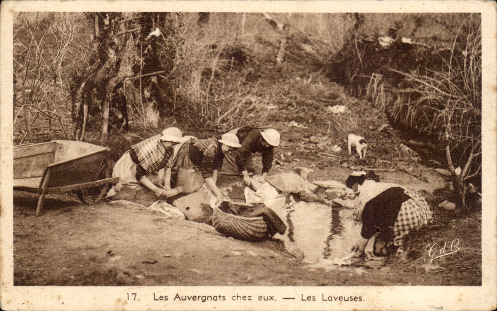 Auvergne CPA Les auvergnats chez eux Les laveuses (folklore costume)