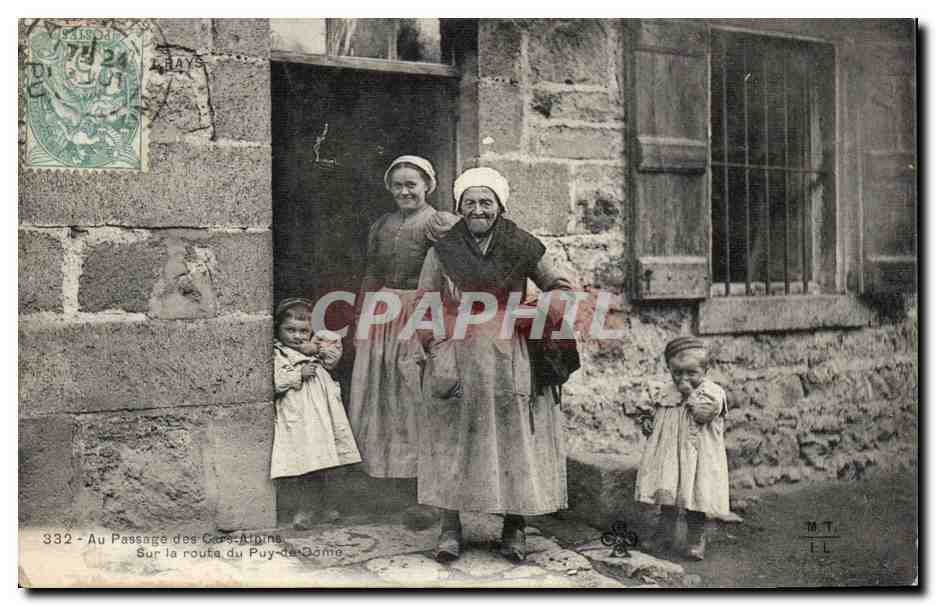 Auvergne CPA Au passage des gards alpins Sur la route du Puy de Dome (folklore costume)