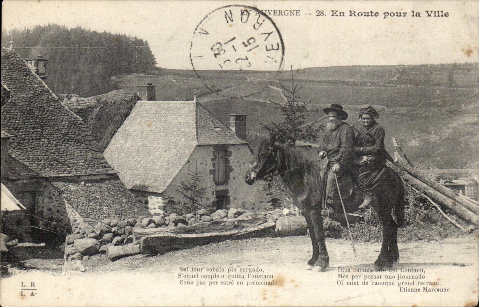 Auvergne CPA En route pour la ville (folklore costume cheval horse)