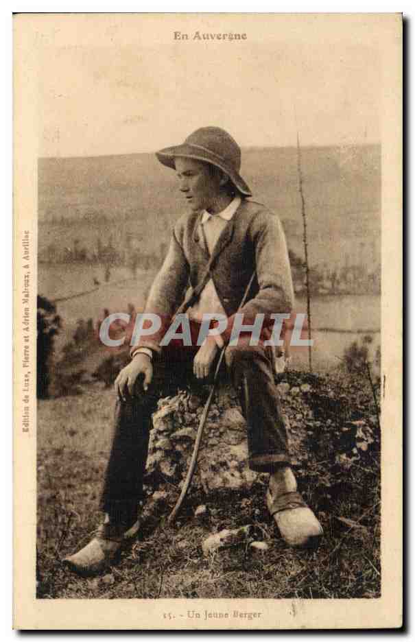 Auvergne CPA Un jeune berger (folklore costume)