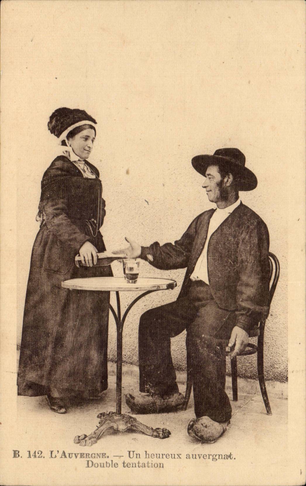 Auvergne CPA Un heureux auvergnat Double tentation (folklore costume alcool vin femme)