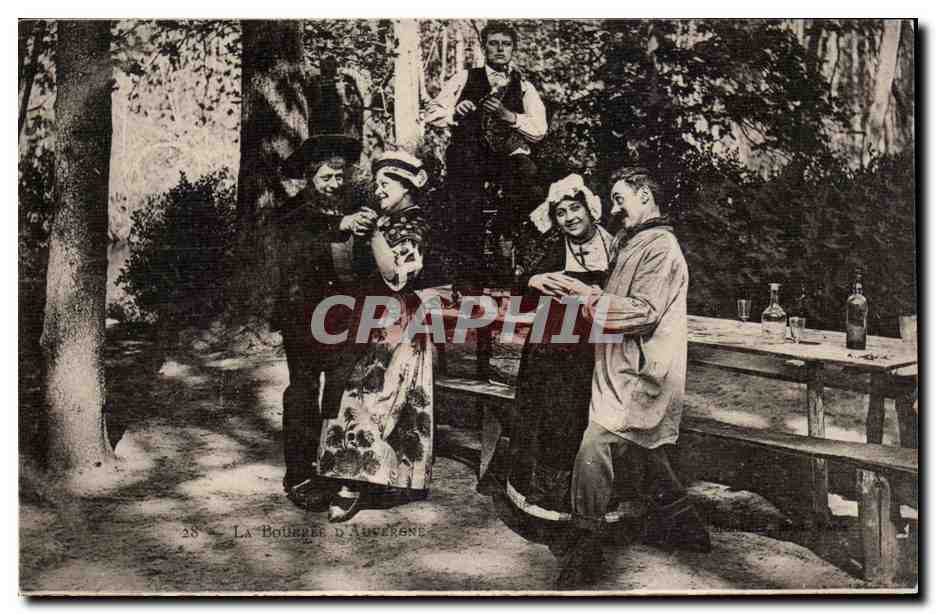 Auvergne CPA La bourree (folklore costume danse)