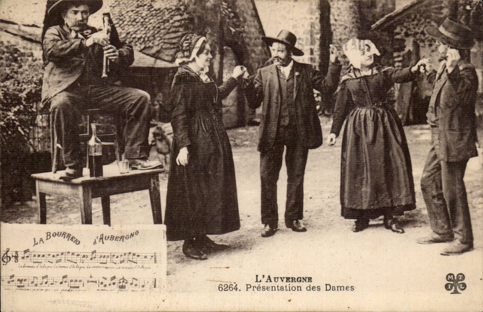 Auvergne CPA La bourree Presentation des dames (folklore costume danse)