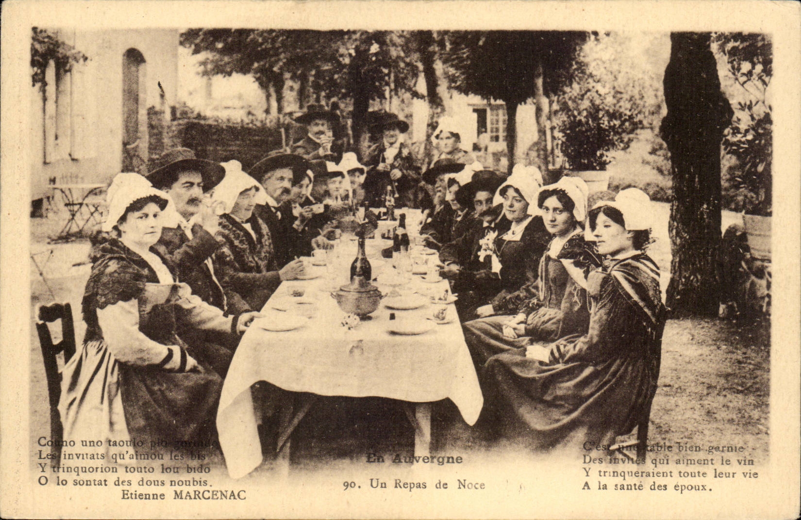 Auvergne CPA Un repas de noce (folklore costume)