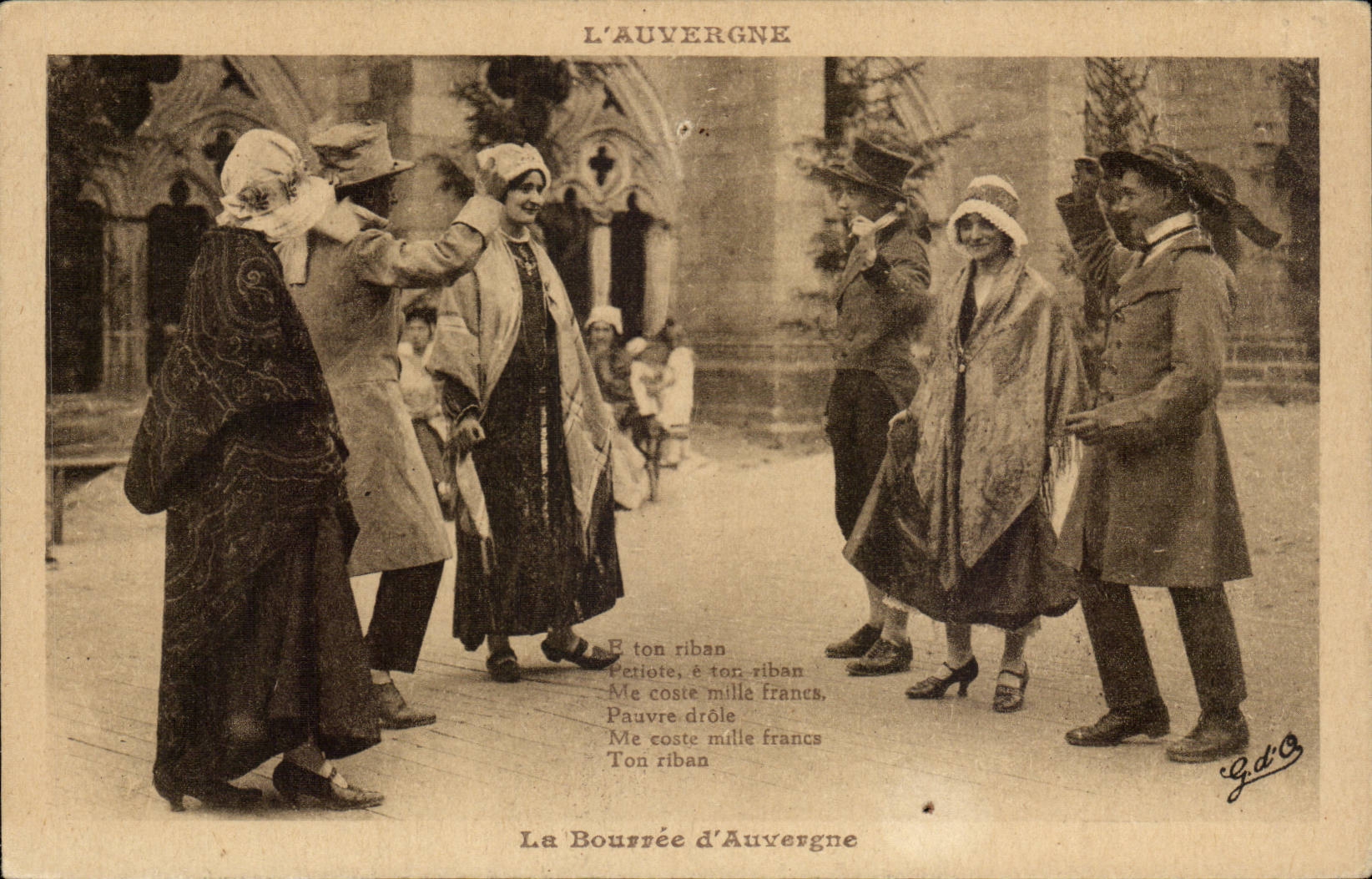 Auvergne CPA La bourree (folklore costume danse)