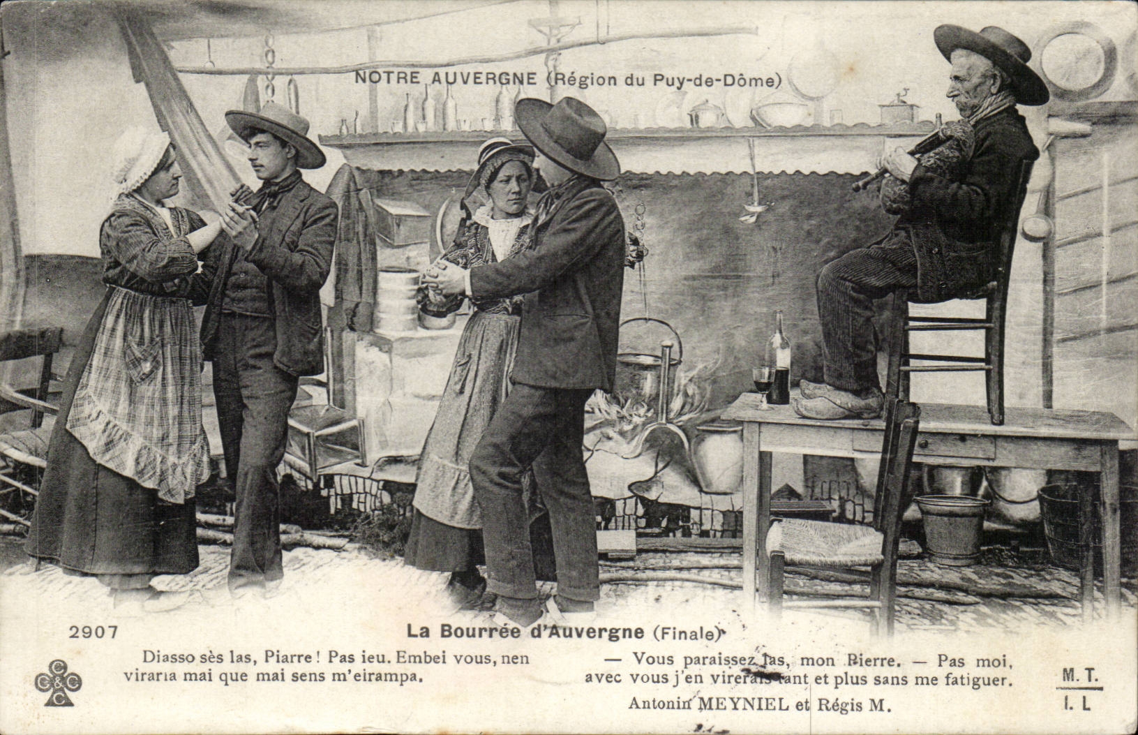 Auvergne CPA La bourree (folklore costume danse)