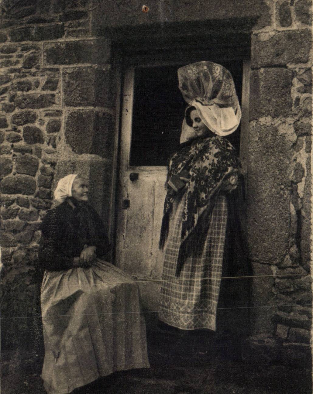 La Normandie CPA Ai trejoux confiance au Bon Dieu (folklore costume)