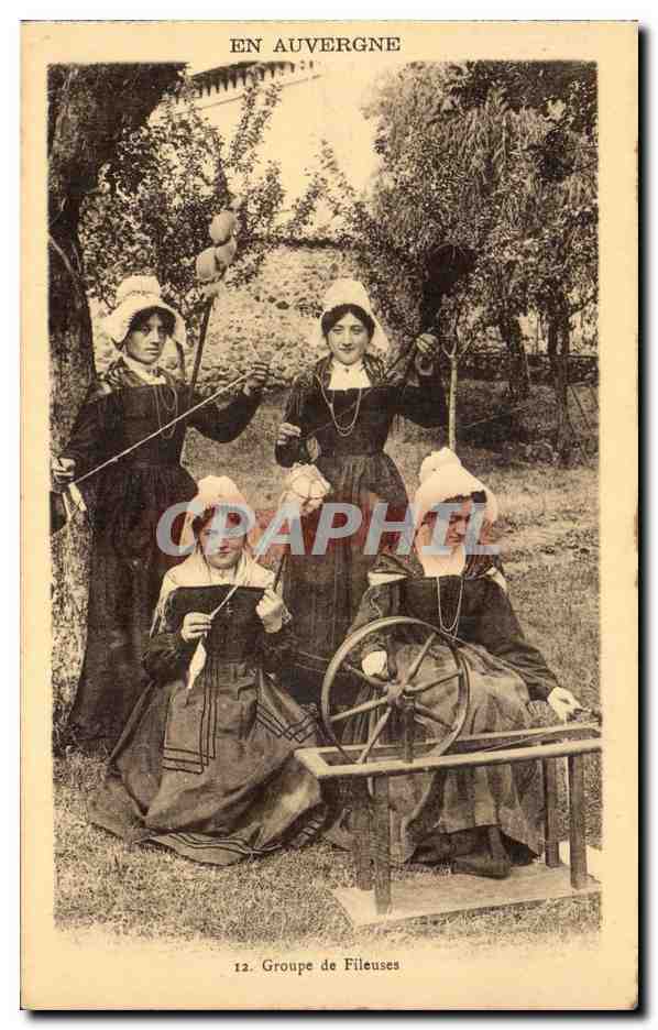 En Auvergne CPA Groupe de fileuses (folklore costume)