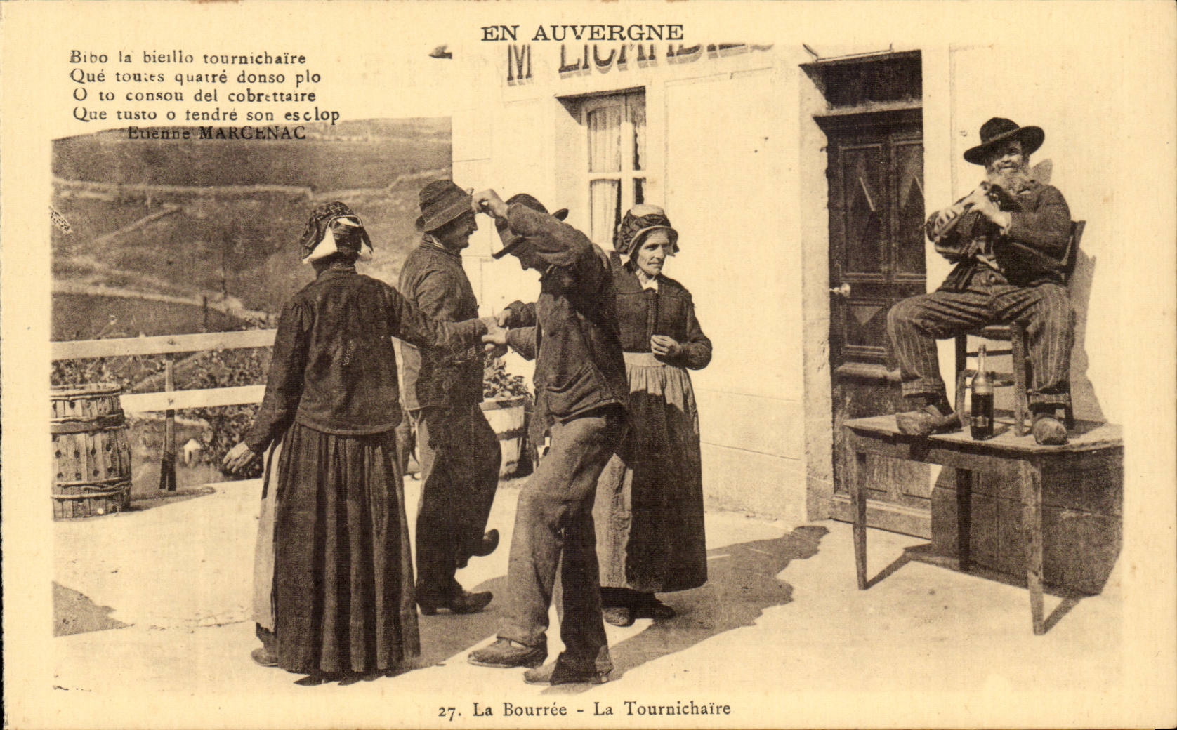 En Auvergne CPA La bourree La tournichere (folklore costume)