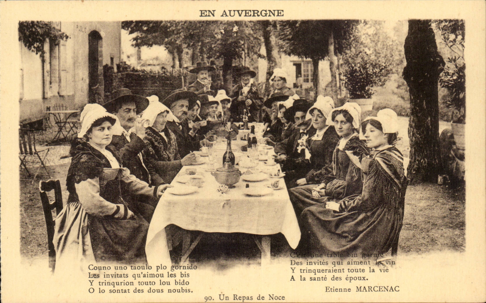 En Auvergne CPA Un repas de noce (folklore costume)