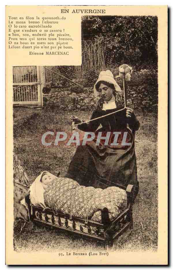 En Auvergne CPA Le berceau (folklore costume)