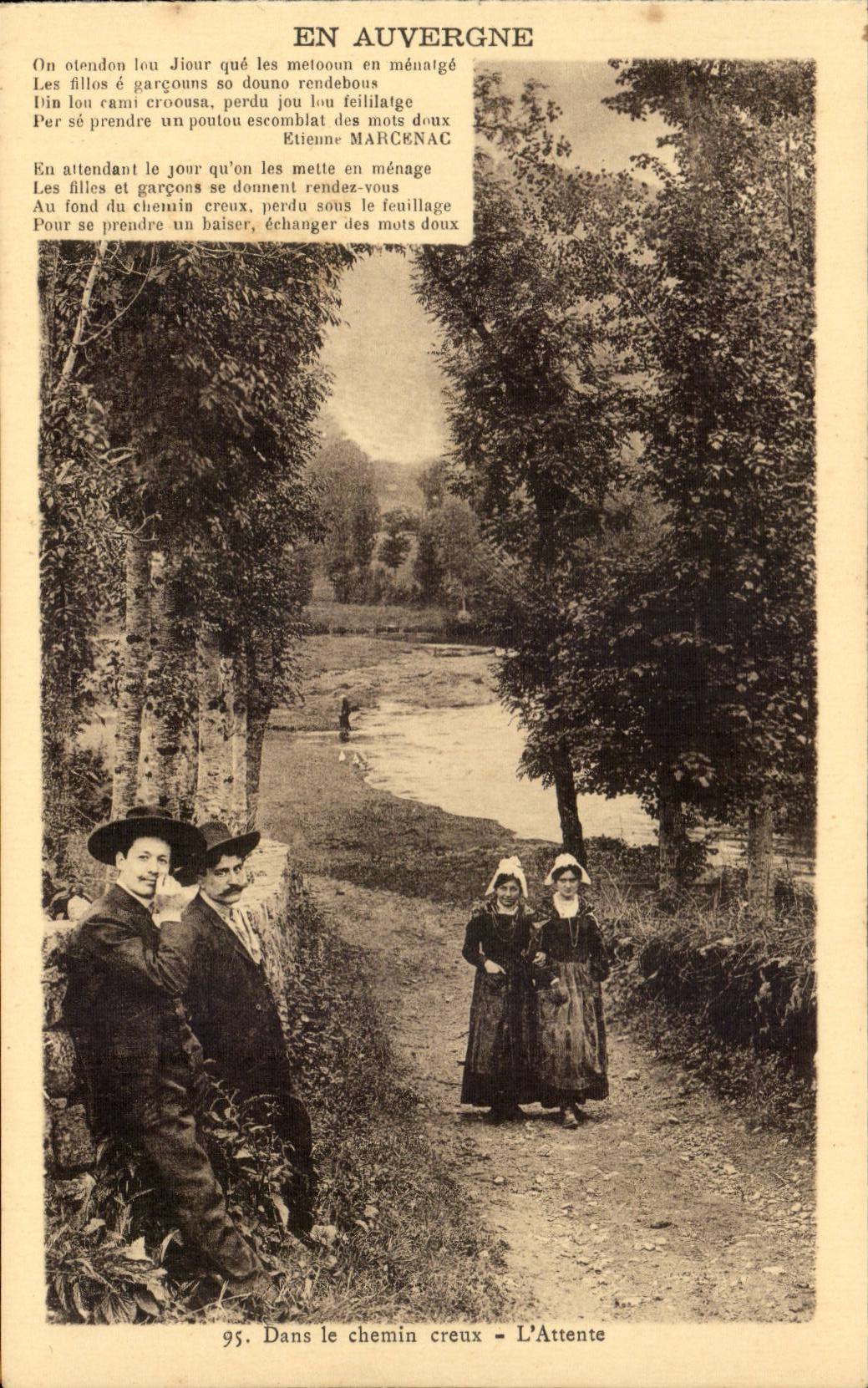 En Auvergne CPA Dans le chemin creu L'attente (folklore costume)