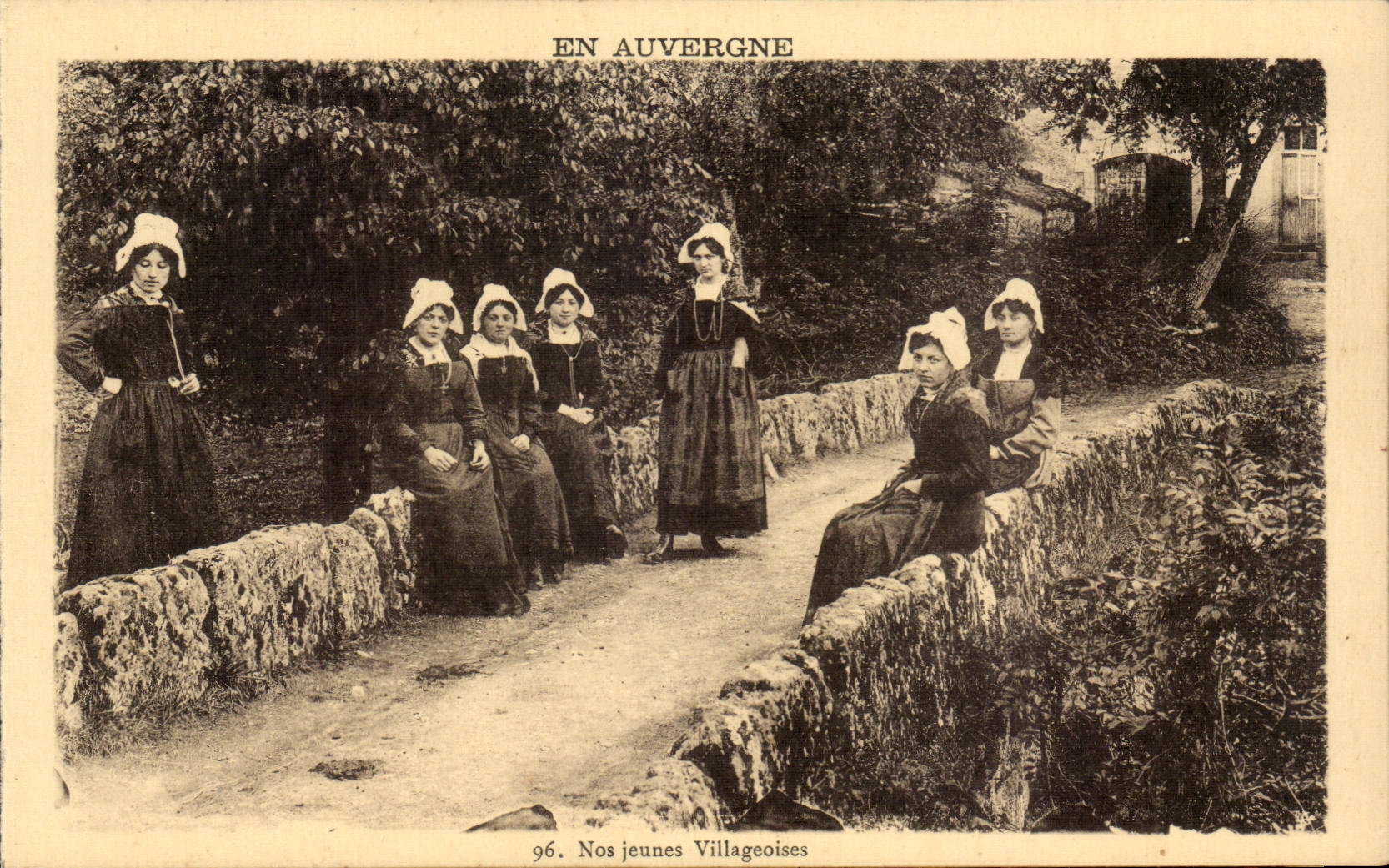En Auvergne CPA Nos jeunes villageoises (folklore costume)