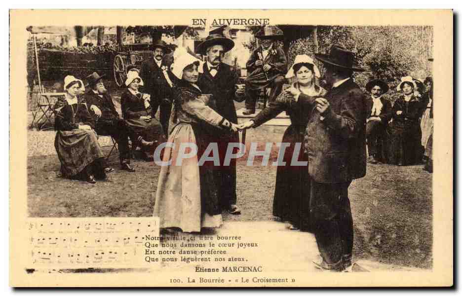 En Auvergne CPA La bourree Le croisement (folklore costume)