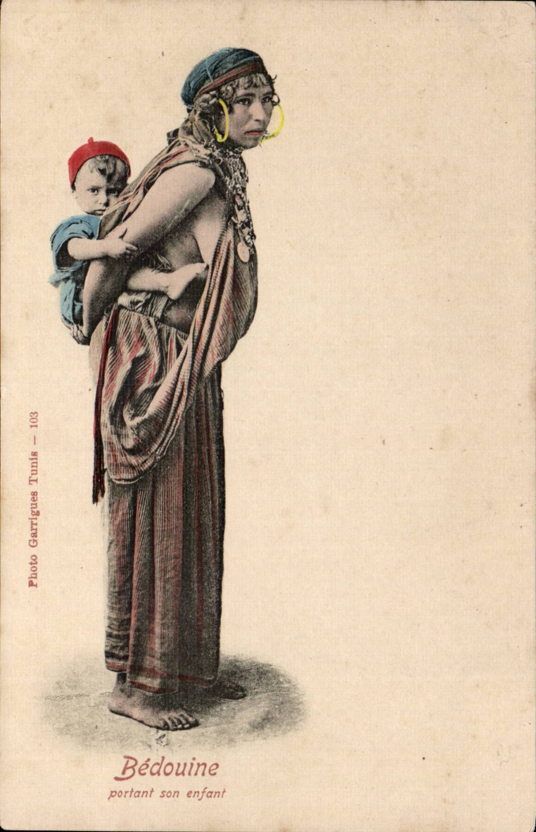 Bédouine portant son enfant — Tunis — Photo Garrigues — n°103