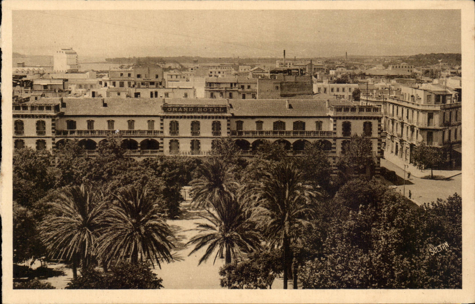 Tunisie CPA Bizerte Square Marechal Foche et le grand hotel
