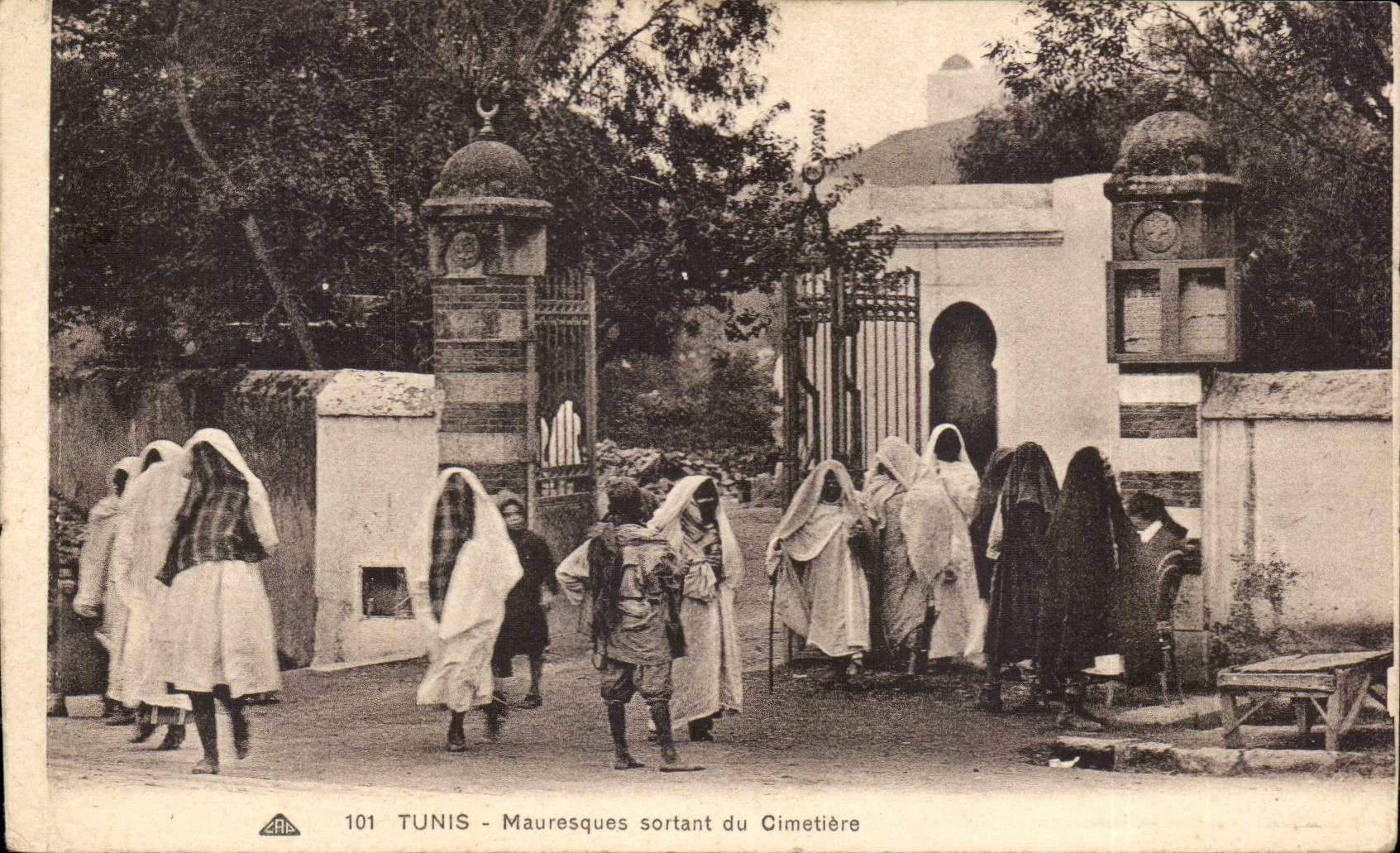 Tunisie CPA Tunis Mauresques sortant du cimetiere