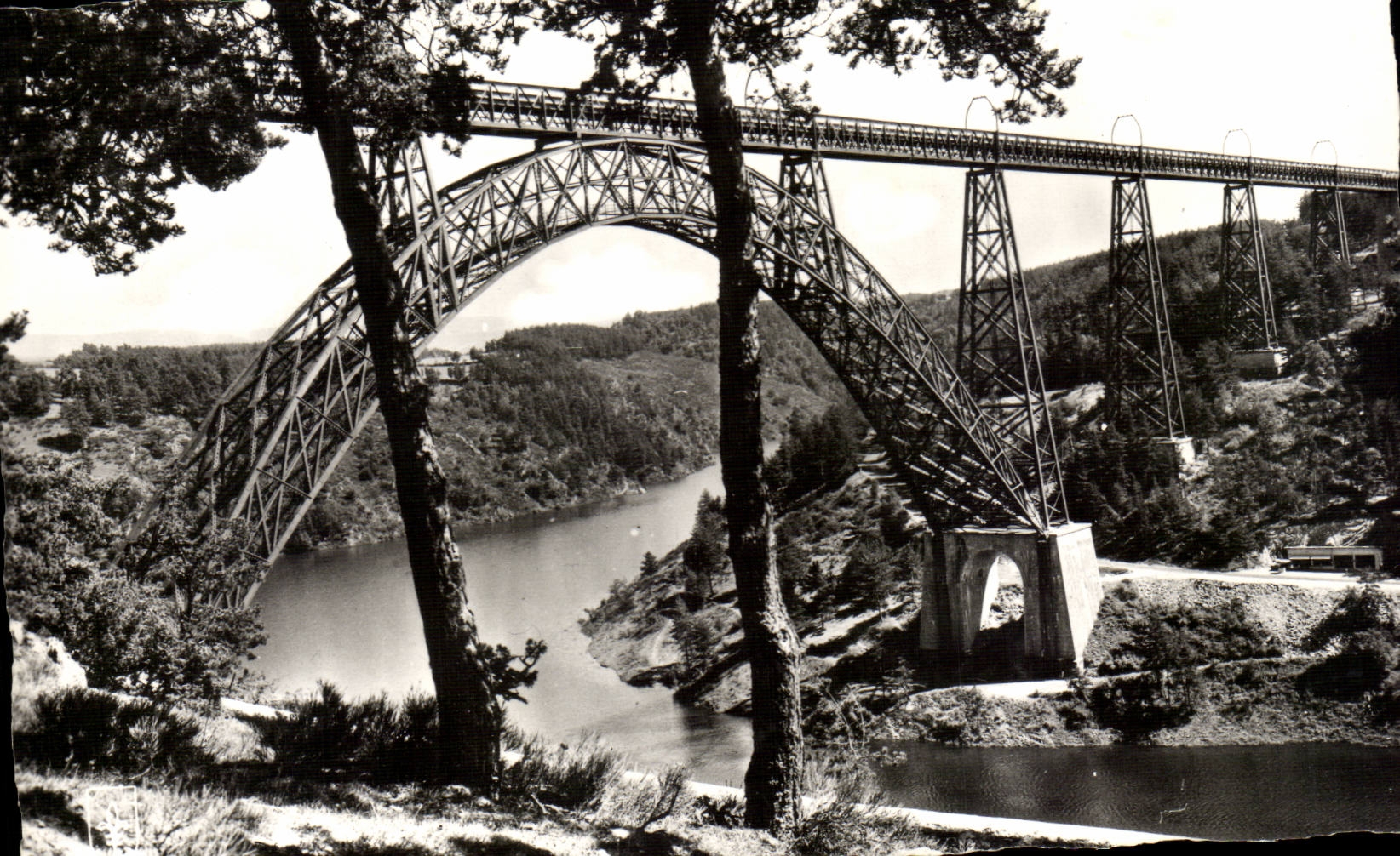 Le viaduc du garabit CPM construit par Eiffel - Recto