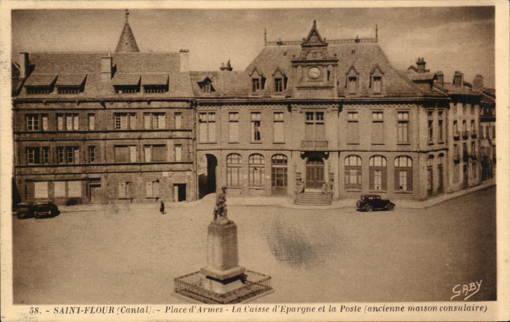 Saint Flour CPA Place d'armes La caisse d'epargne et la poste (ancienne maison consulaire)
