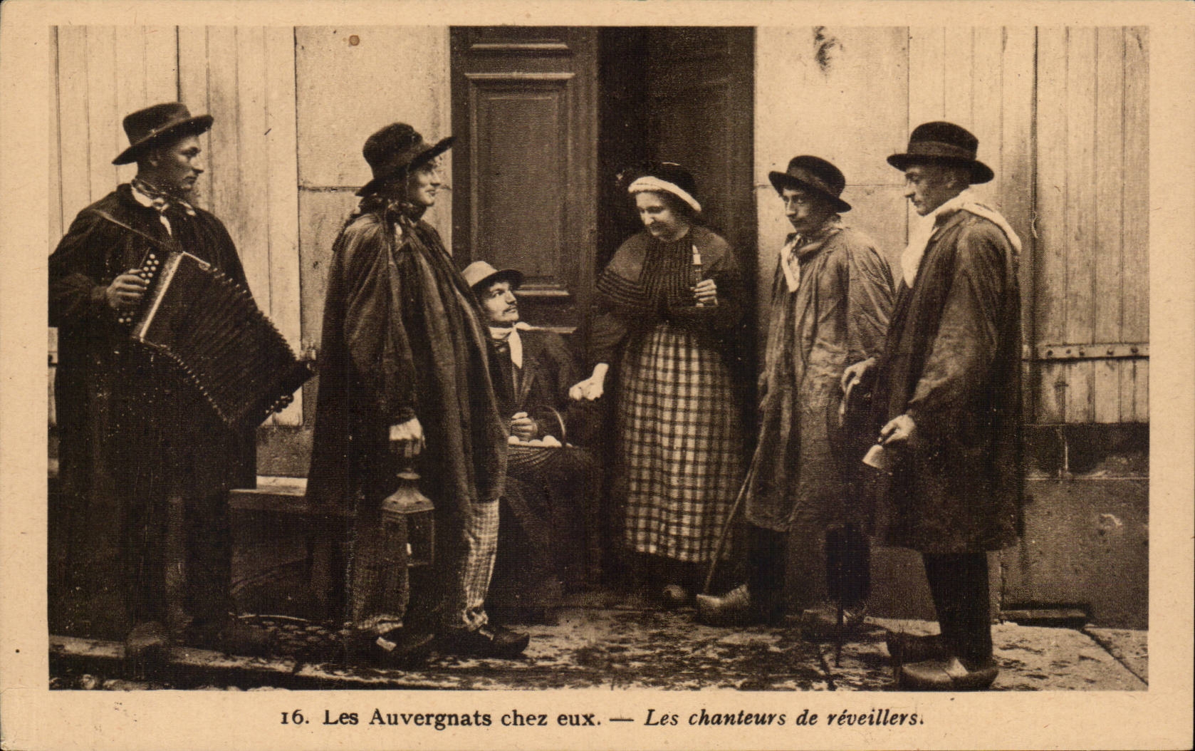 CPA Les Auvergnats chez eux Les chanteurs de reveillers d'Auvergne ( folklore costume danse )