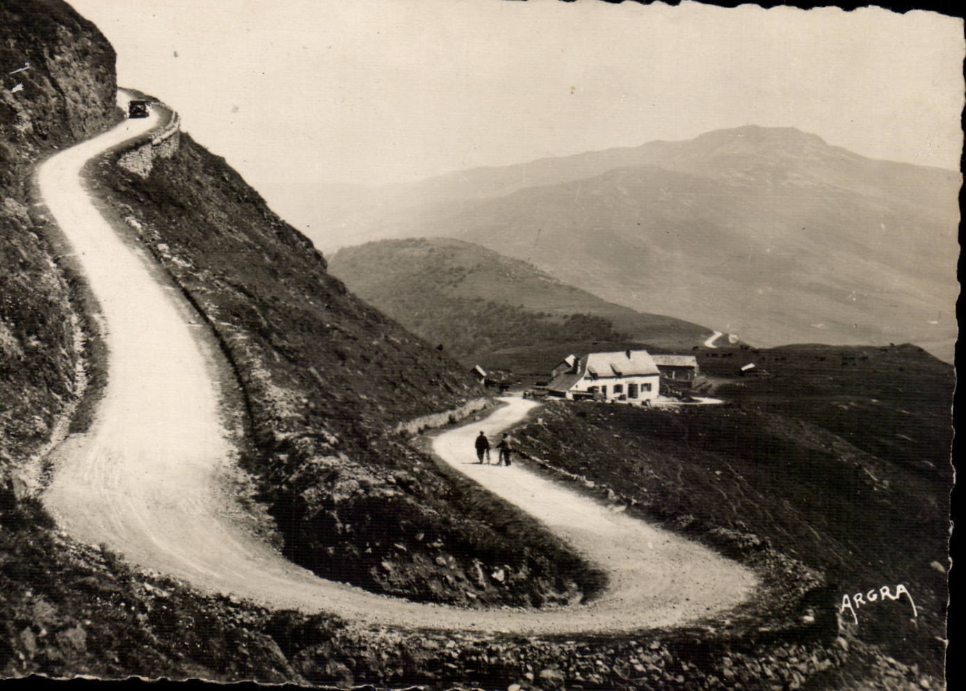 CPA Cantal Route du Puy Mary Montee au pas de Peyrol