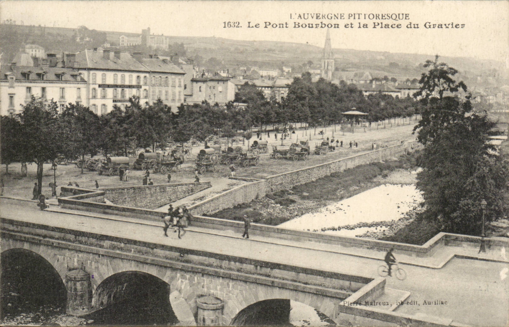 Aurillac CPA Le Pont Bourbon et la place du Gravier (animee)