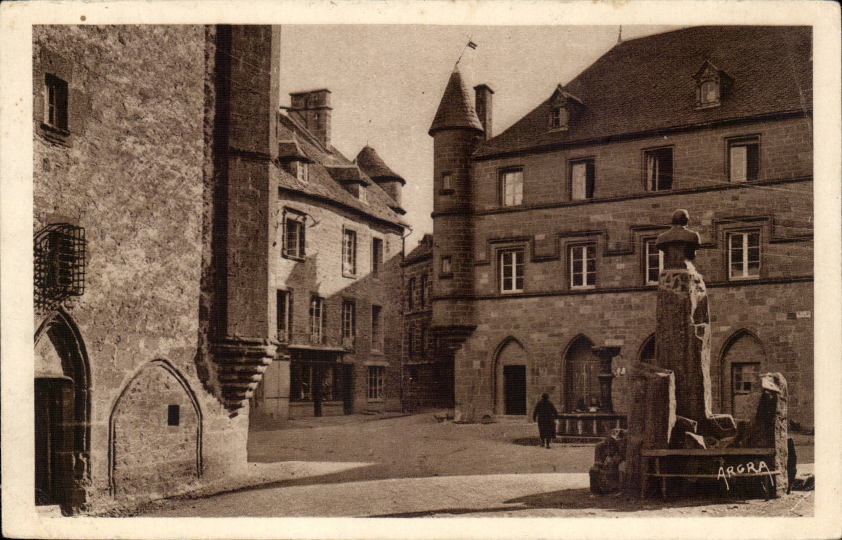 Auvergne Cantal CPA Salers Maison de Flogeac Hotel de ville et buste de Tyssandier d'Escous
