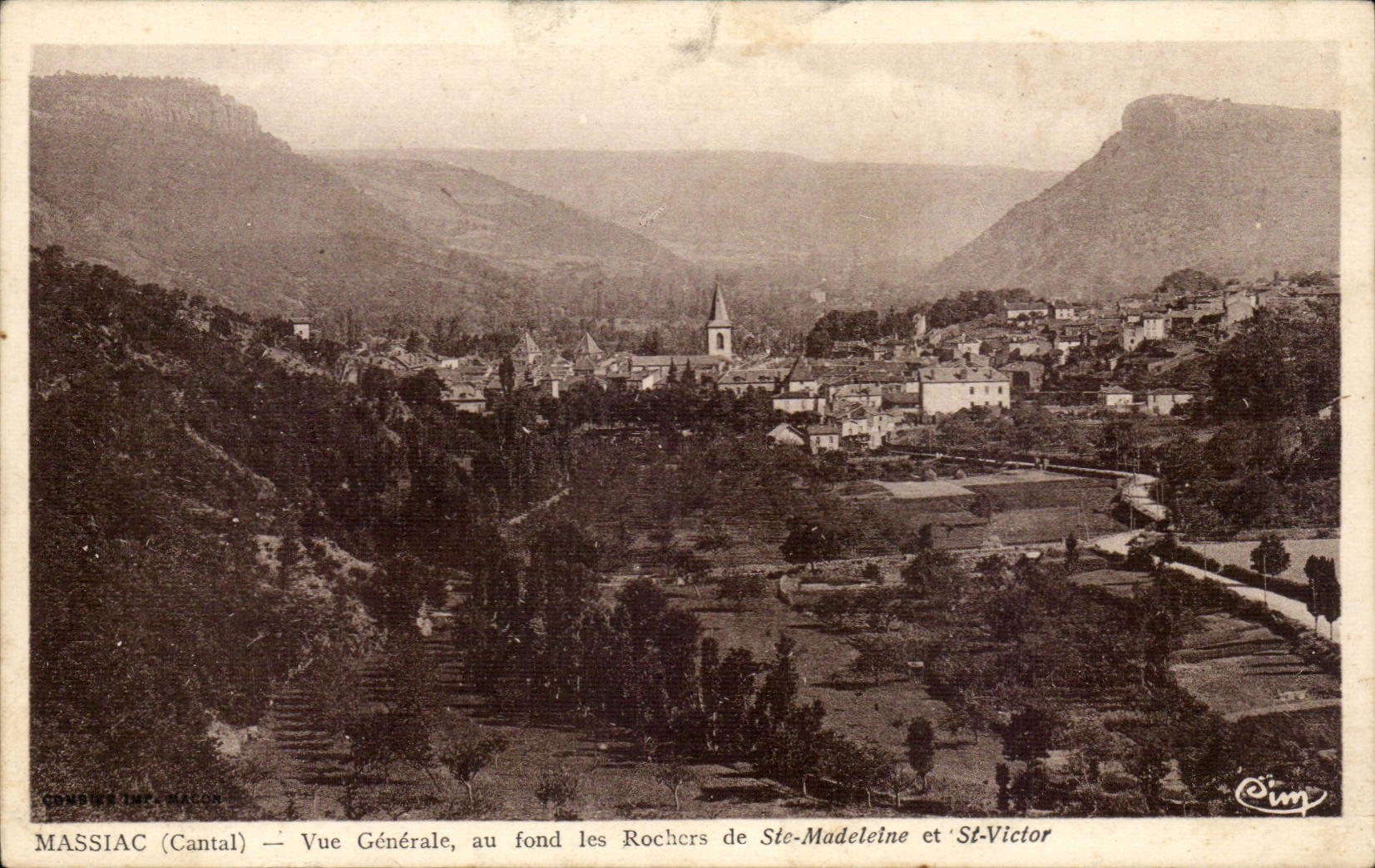 Massiac (Cantal) — Vue Générale, au fond les Rochers de Ste-Madeleine et St-Victor — éditeur Cim