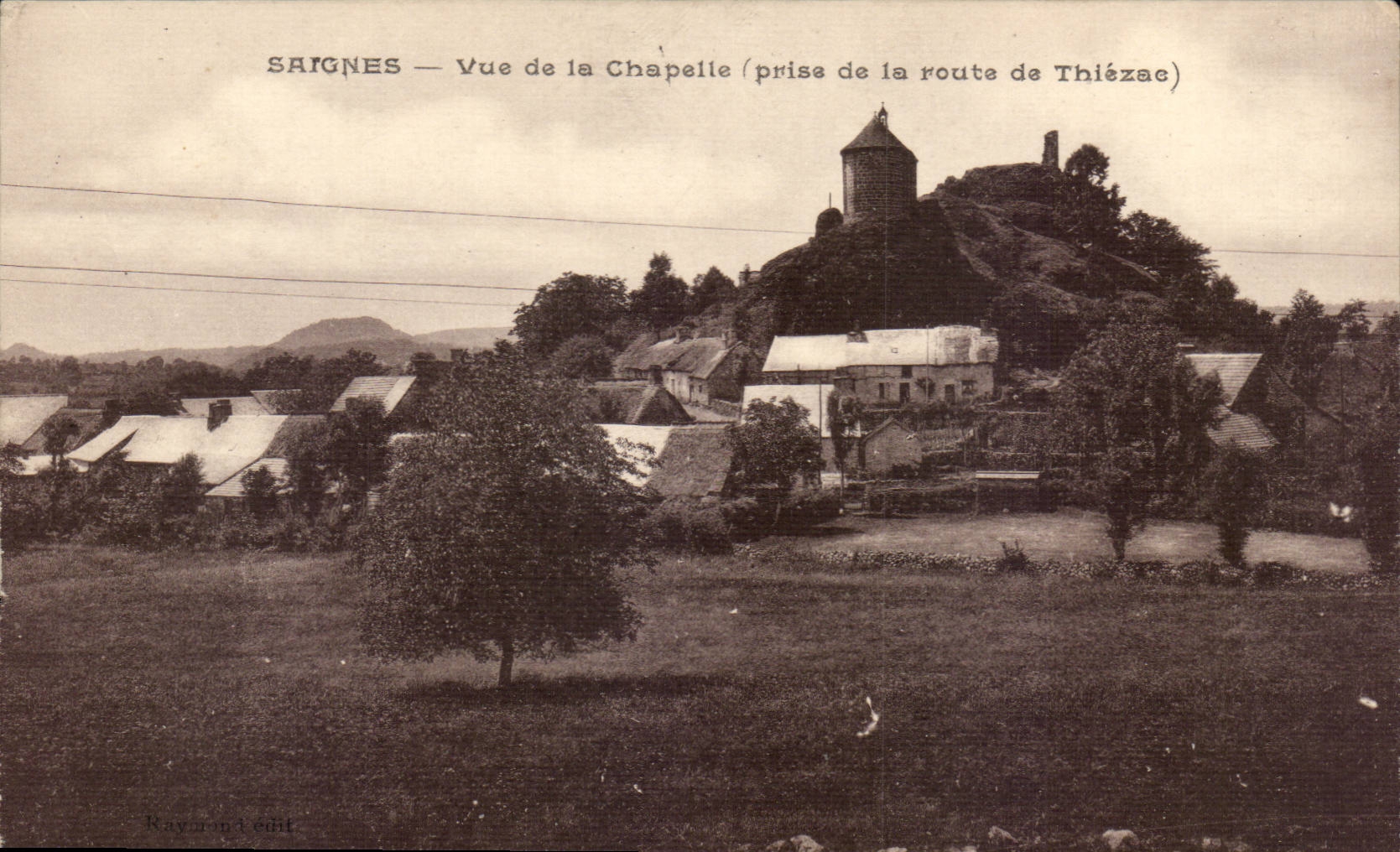 Auvergne Cantal CPA Saignes Vue de la chapelle (prise de la route de Thiezac)